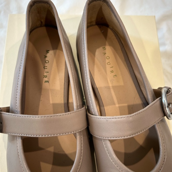Maguire Aveiro Flats - Picture 2 of 5